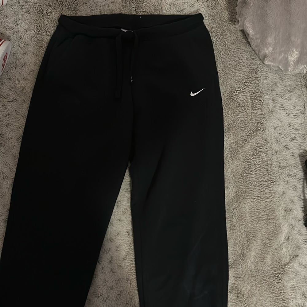 Black nike sweatpants!!